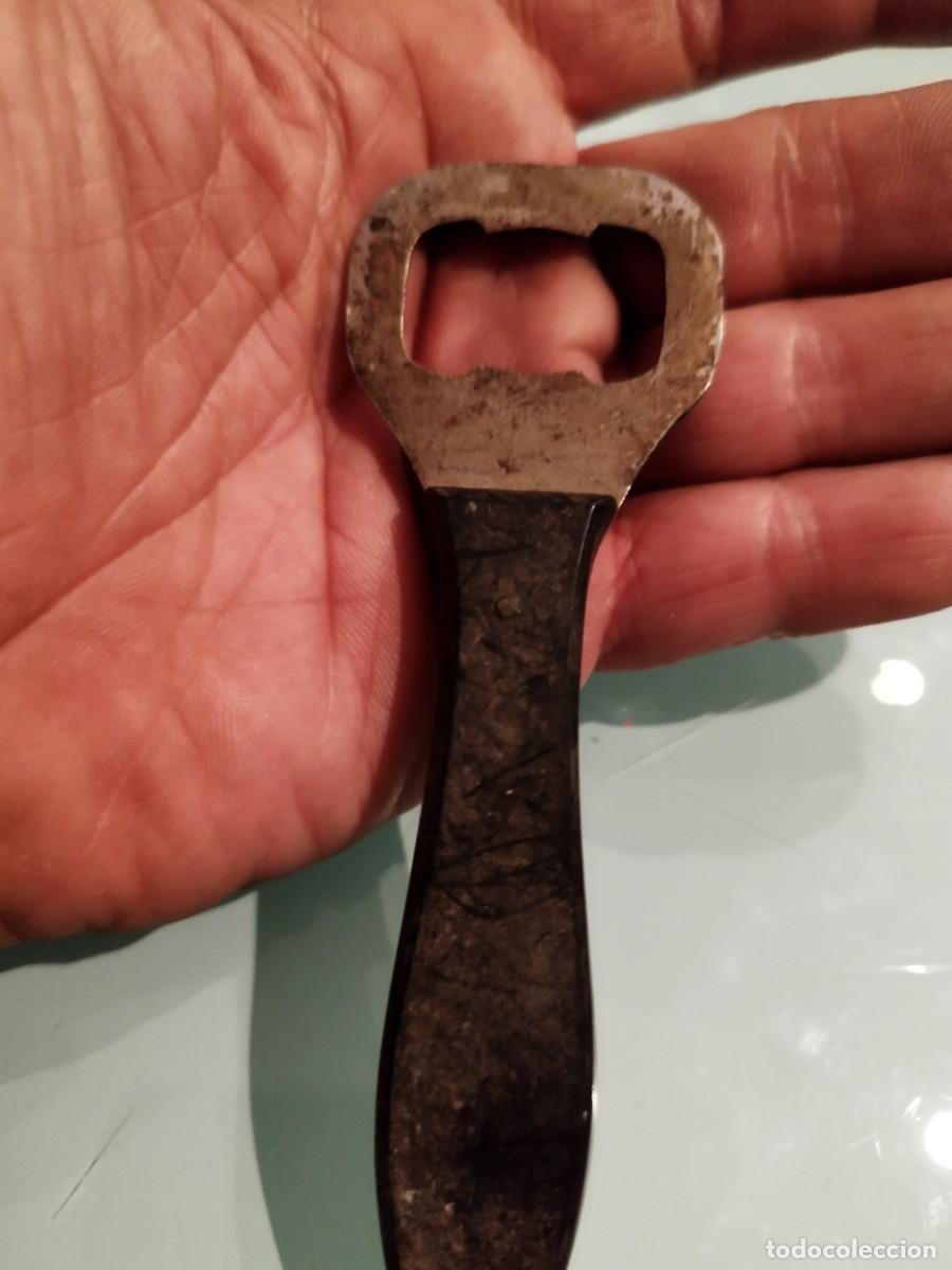 Abrebotellas y sacacorchos de colecci&oacute;n: Antiguo abridor de botellas,chapas. - Foto 4