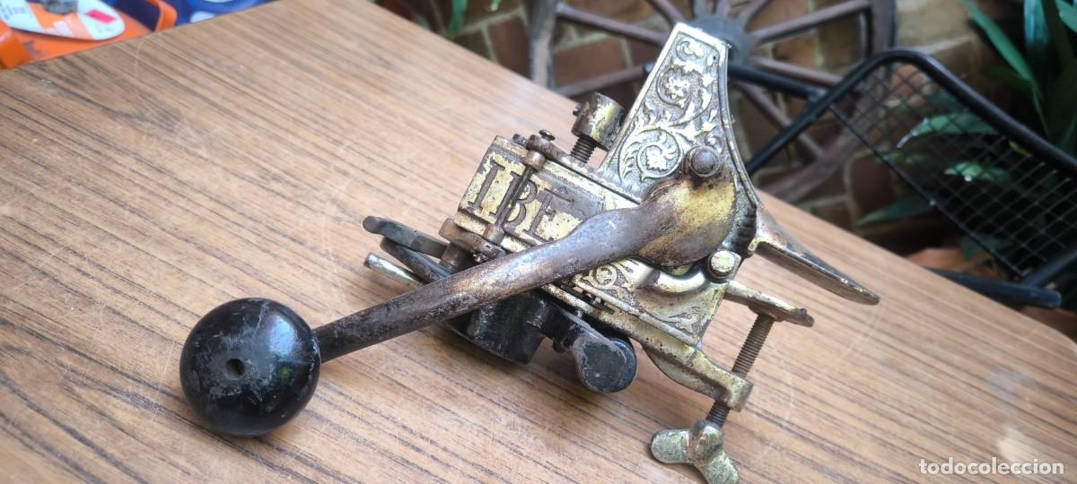 Abrebotellas y sacacorchos de colecci&oacute;n: Antigua encorchadora - Foto 3