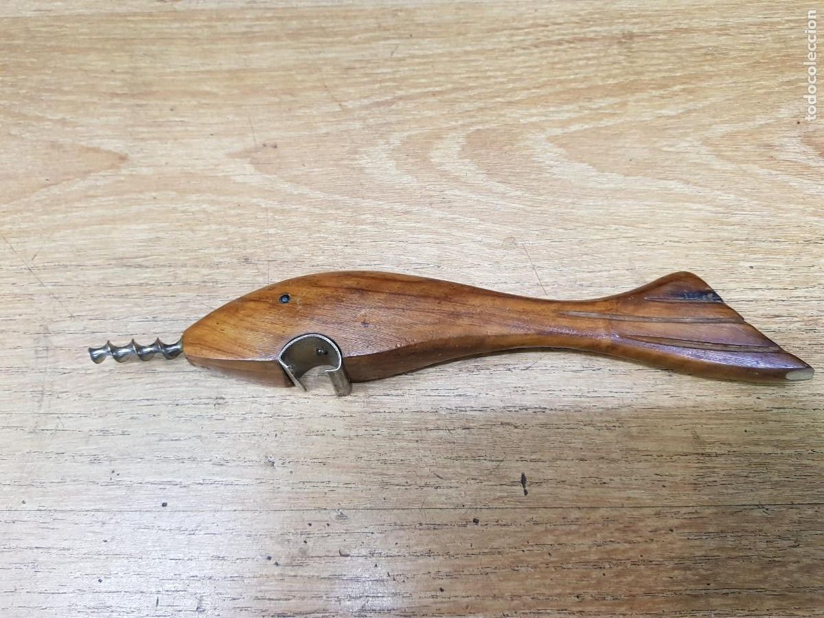 Abrebotellas y sacacorchos de colecci&oacute;n: ABRIDOR/SACA CORCHO DE MADERA CON FORMA DE PEZ - Foto 2