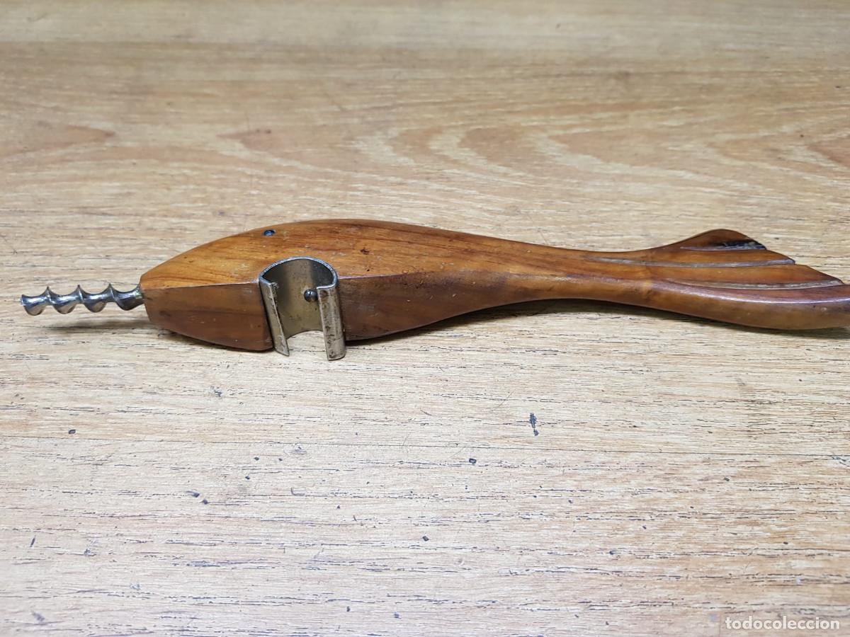 Abrebotellas y sacacorchos de colecci&oacute;n: ABRIDOR/SACA CORCHO DE MADERA CON FORMA DE PEZ - Foto 3