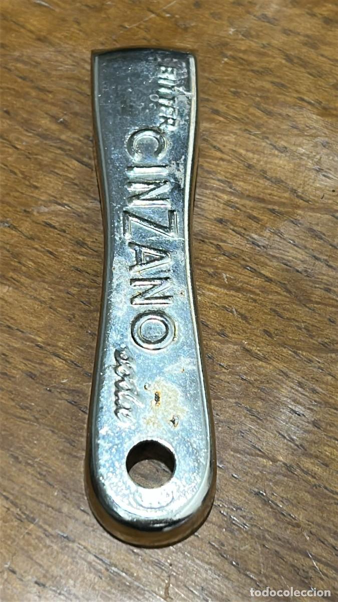 Abrebotellas y sacacorchos de colecci&oacute;n: ABRIDOR ANTIGUO DE BITTER CINZANO - Foto 1