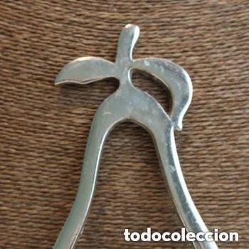 Abrebotellas y sacacorchos de colecci&oacute;n: Abridor plateado con forma de pera. - Foto 1