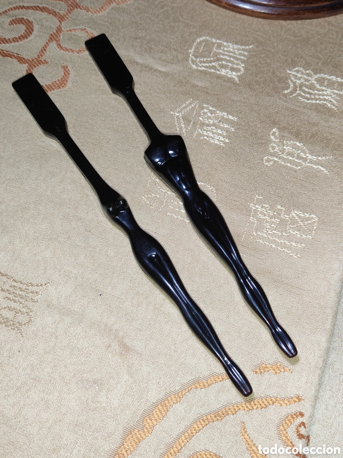 Abrebotellas y sacacorchos de colecci&oacute;n: Pareja de Revolvedores de c&oacute;cteles con silueta de hombre y hembra, baquelita.