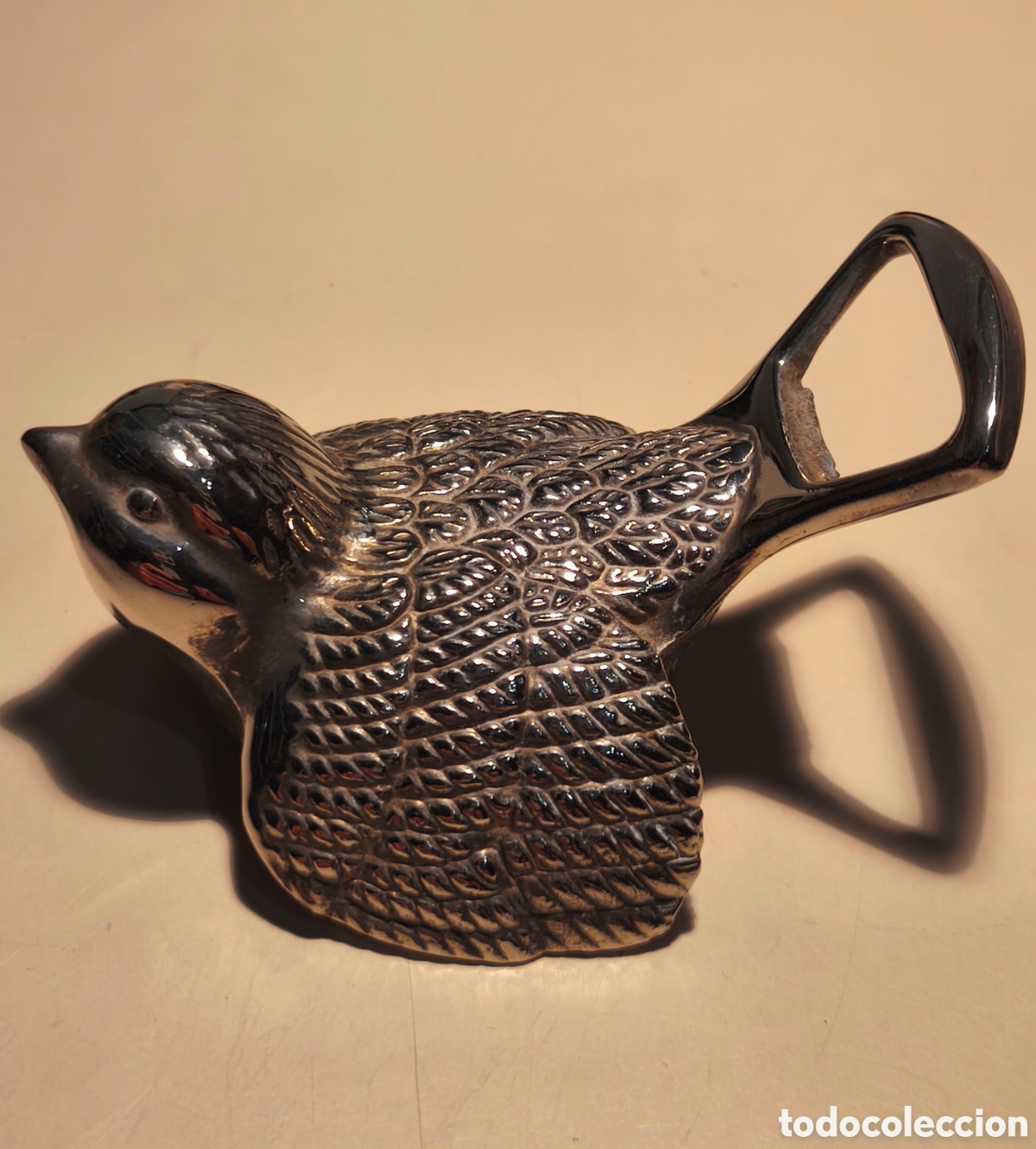 Abrebotellas y sacacorchos de colecci&oacute;n: Abrebotellas o abridor plateado, con forma de p&aacute;jaro, la parte de abajo para quitar tapones de rosca