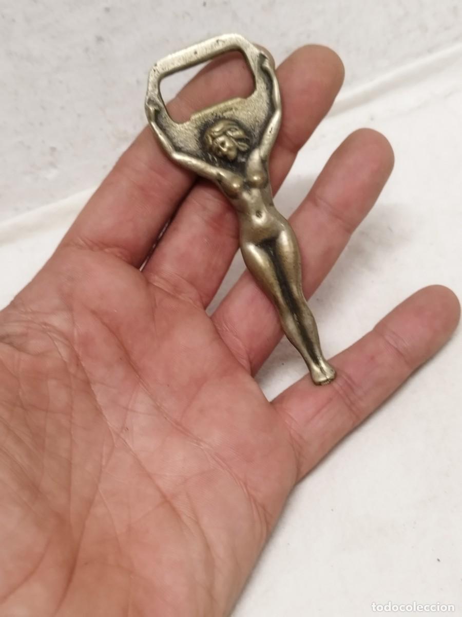 Abrebotellas y sacacorchos de colecci&oacute;n: Antiguo abridor, abrebotellas chapas er&oacute;tico. De una mujer desnuda.