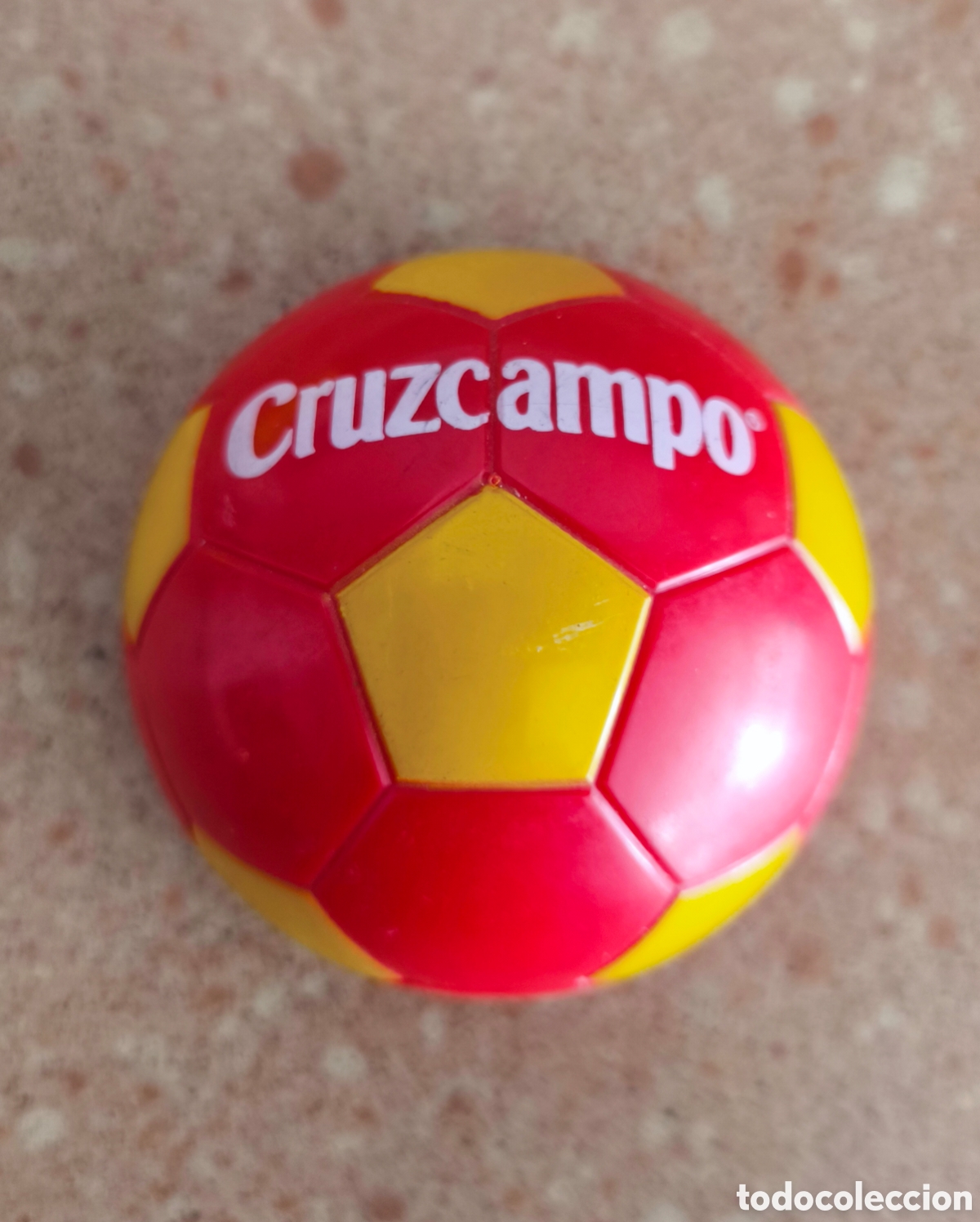 Abrebotellas y sacacorchos de colecci&oacute;n: Bonito abridor de botellas de la cervecera Cruzcampo. Medio bal&oacute;n de f&uacute;tbol con iman