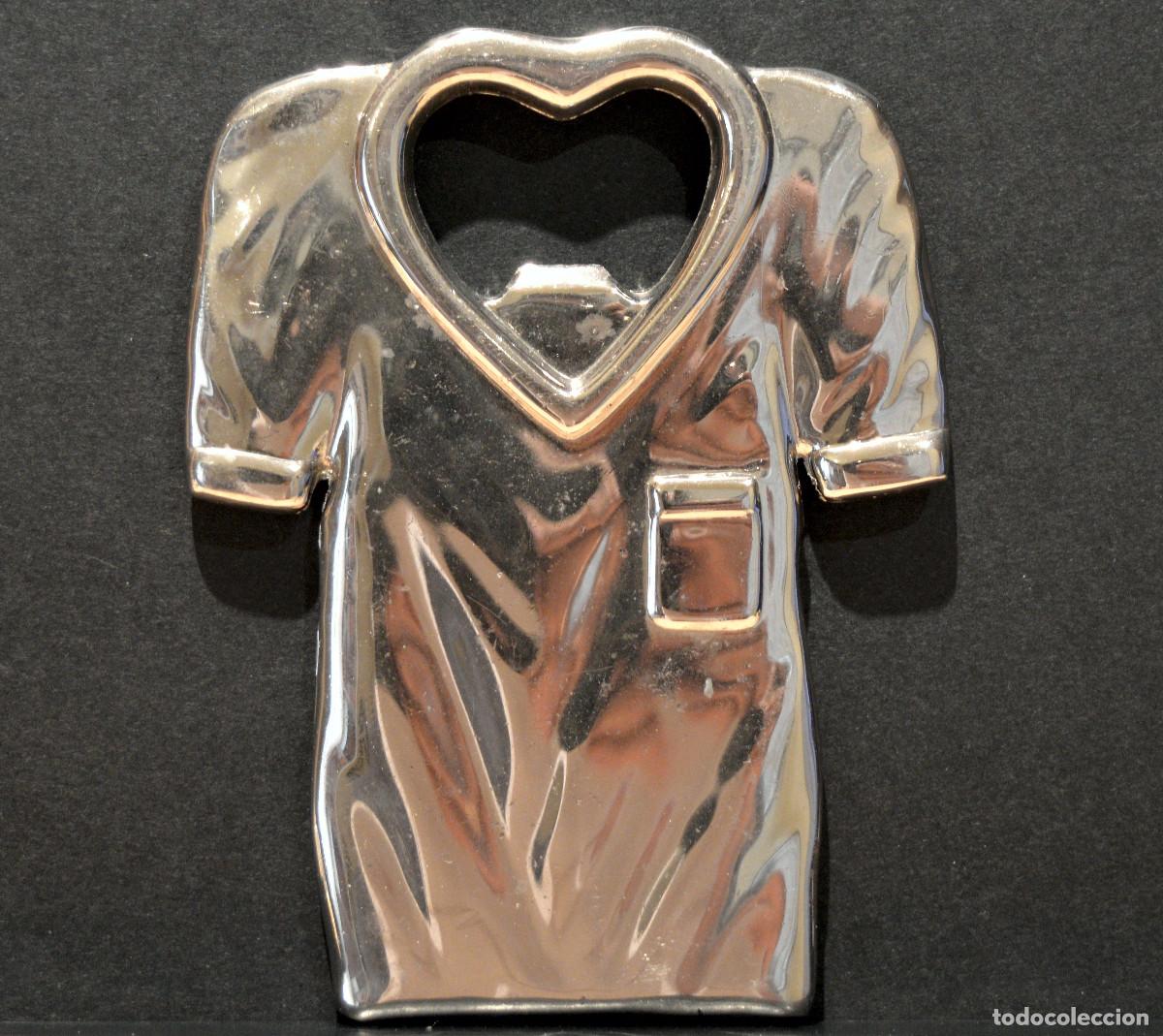 Abrebotellas y sacacorchos de colecci&oacute;n: ABREBOTELLAS METALICO MOTIVO CAMISETA DE FUTBOL