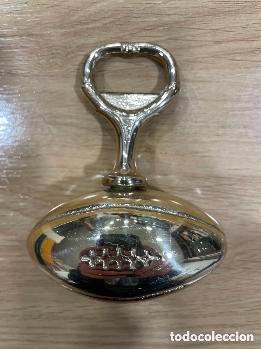 Abrebotellas y sacacorchos de colecci&oacute;n: Abridor de botellas pelota de rugbi laton