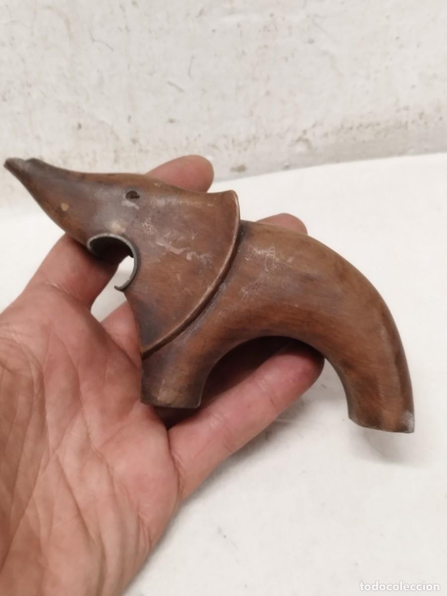 Abrebotellas y sacacorchos de colecci&oacute;n: Antiguo abridor botellas, chapas. En forma de elefante en madera tallada. Falta en trompa.