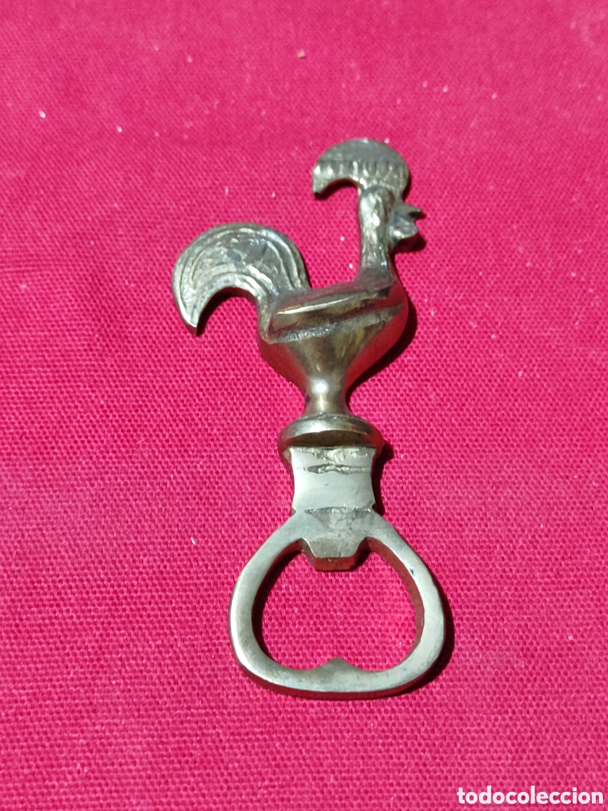 Abrebotellas y sacacorchos de colecci&oacute;n: Antiguo abridor abrebotellas con forma de gallo portugu&eacute;s de lat&oacute;n o bronce