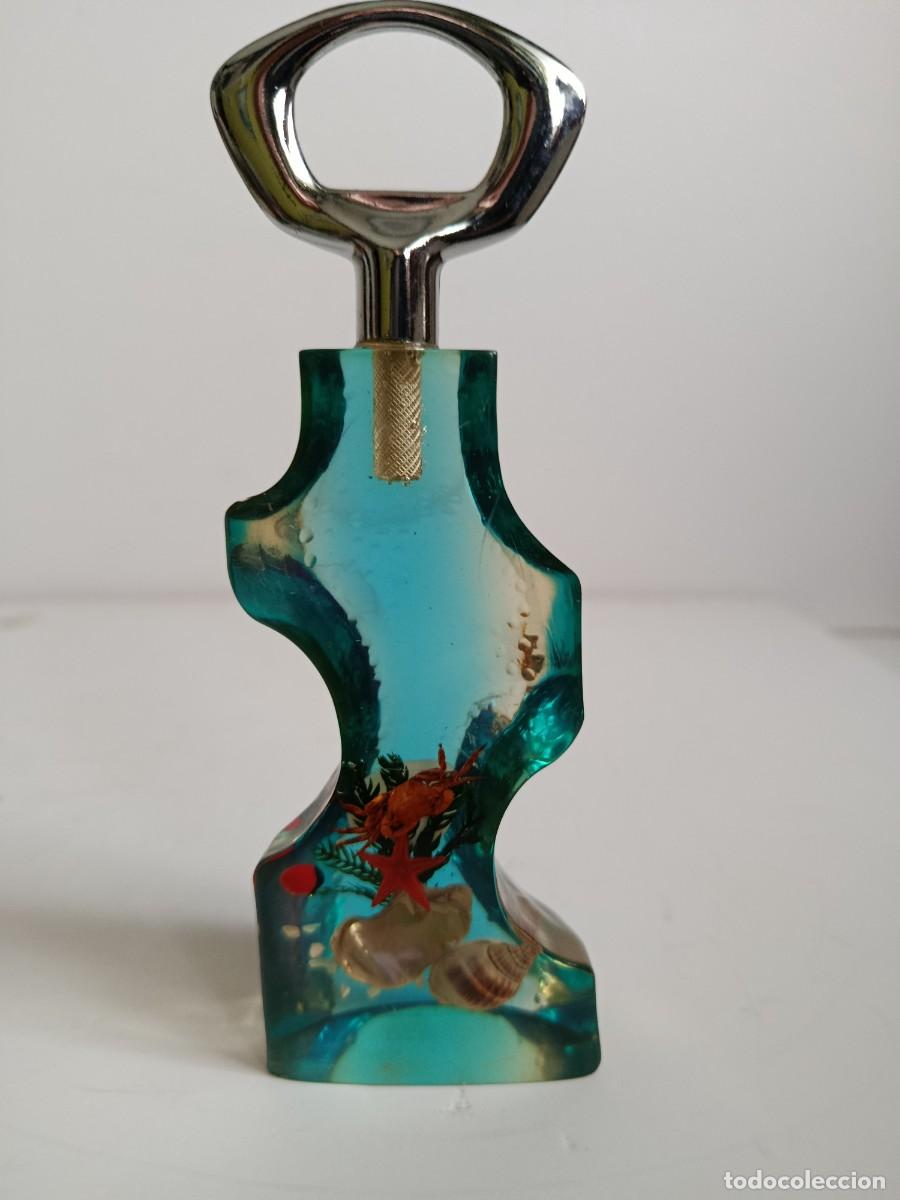 Abrebotellas y sacacorchos de colecci&oacute;n: ABREBOTELLAS O ABRIDOR DE METACRILATO CON FONDO MARINO. VINTAGE