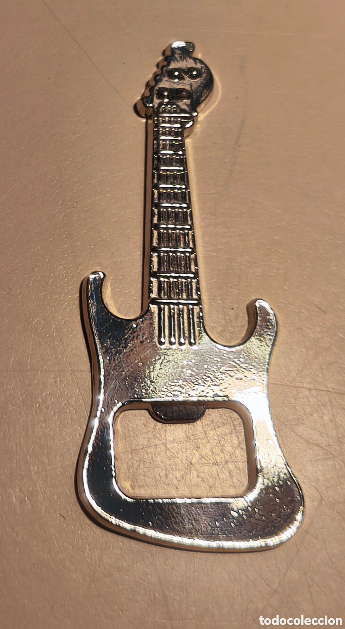 Abrebotellas y sacacorchos de colecci&oacute;n: Abrebotellas de metal con forma de guitarra el&eacute;ctrica de color plateado.