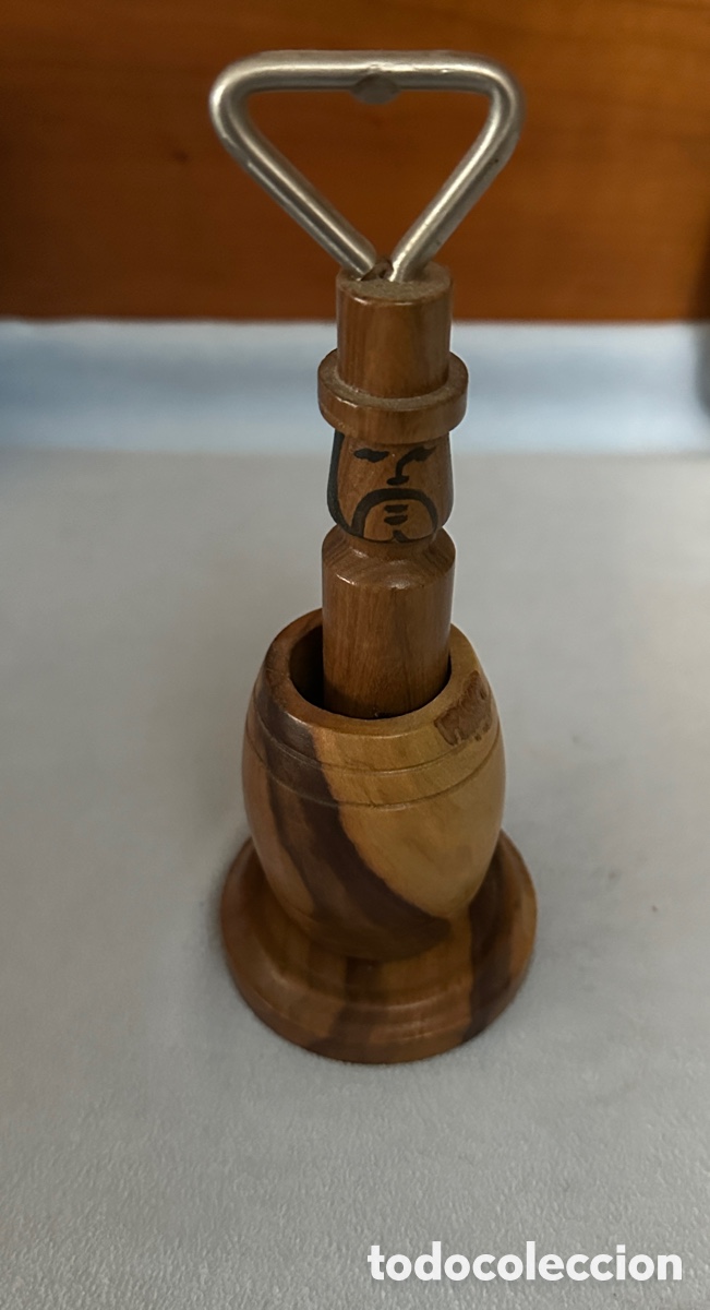 Abrebotellas y sacacorchos de colecci&oacute;n: ANTIGUO ABRIDOR DE BOTELLAS MU&Ntilde;ECO SORPRESA HECHO DE MADERA A&Ntilde;OS 70
