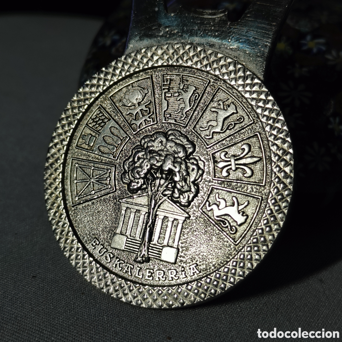 Abrebotellas y sacacorchos de colecci&oacute;n: Antiguo Abrebotellas de Metal Euskal Herria - &Aacute;rbol de Guernica, Escudos y Lauburu - Souvenir Vintag