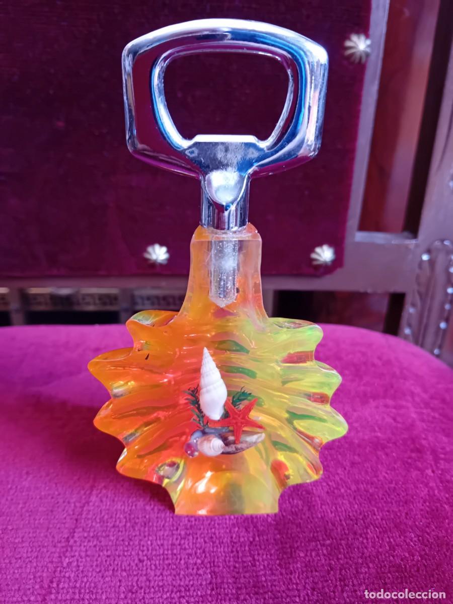 Abrebotellas y sacacorchos de colecci&oacute;n: Abre chapas de pl&aacute;stico y hierro con caracola caracol mejill&oacute;n y estrella decada de los 60
