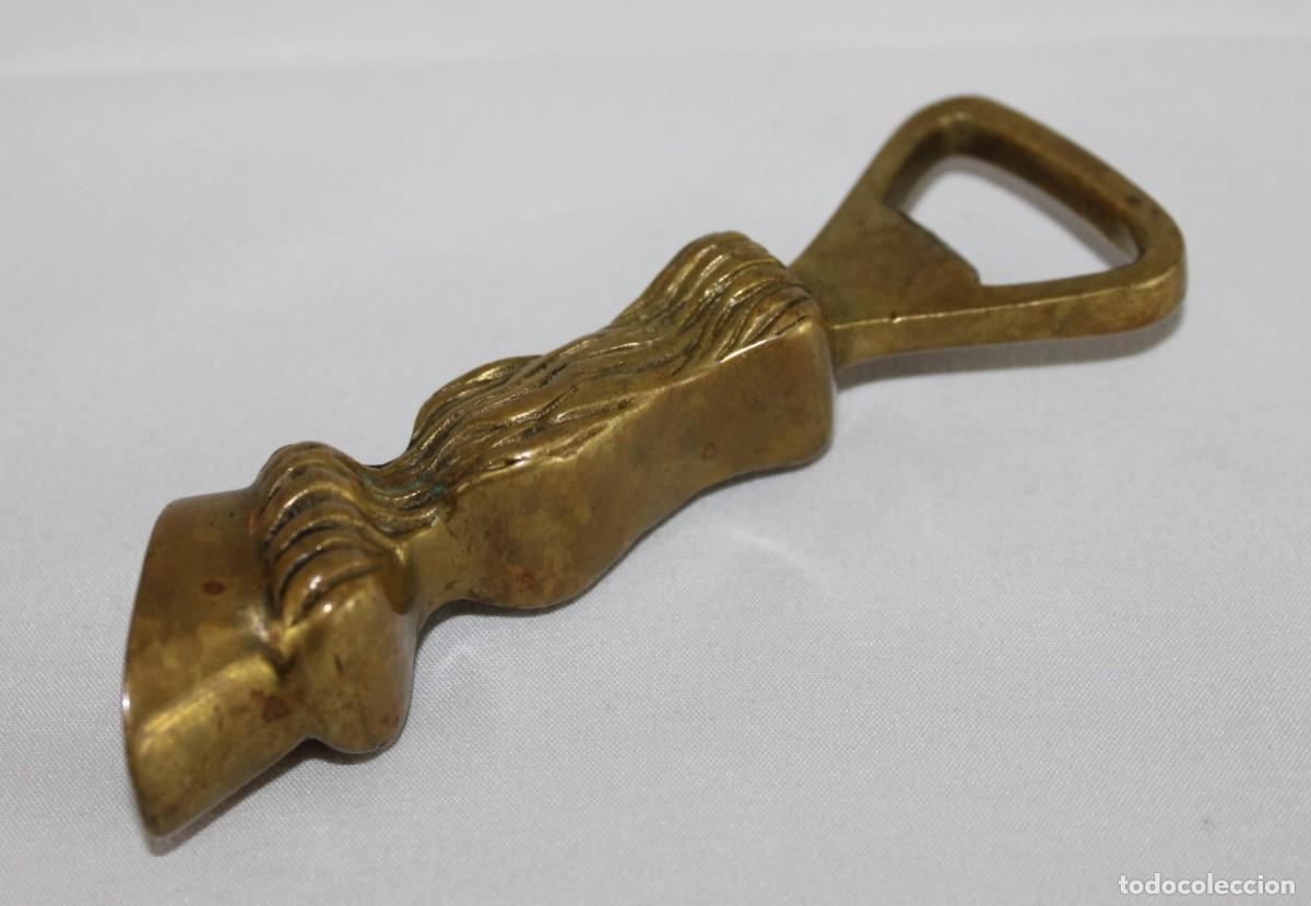 Abrebotellas y sacacorchos de colecci&oacute;n: Abrebotellas antiguo de bronce en forma de pezu&ntilde;a de cabra. Principios del siglo XX