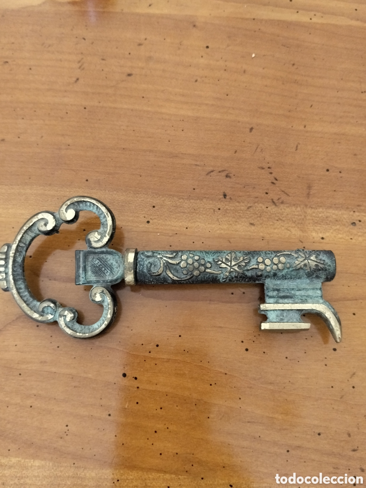 Abrebotellas y sacacorchos de colecci&oacute;n: Antiguo sacacorchos y abrebotellas con forma de llave. Metal patinado con espigas de trigo en reliev