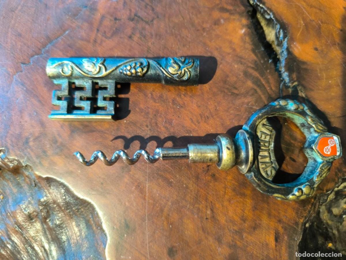 Abrebotellas y sacacorchos de colecci&oacute;n: LLAVE ABREBOTELLAS SACACORCHOS DE BRONCE VERITAS IN VINO ESCUDO MAINZ 14 CM