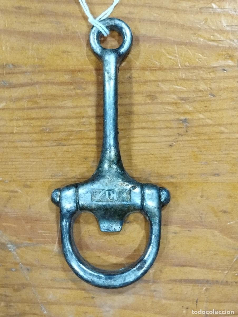 Abrebotellas y sacacorchos de colecci&oacute;n: ABREBOTELLAS MET&Aacute;LICO ANTIGUO. FIGURAN LAS LETRAS &rdquo;KI&rdquo;.