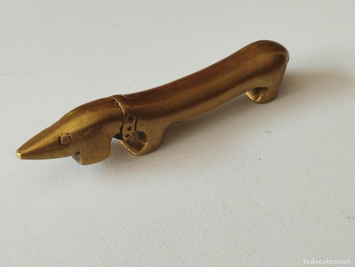 Abrebotellas y sacacorchos de colecci&oacute;n: ABRE BOTELLAS PERRO SALCHICHA BRONCE A&Ntilde;OS 50