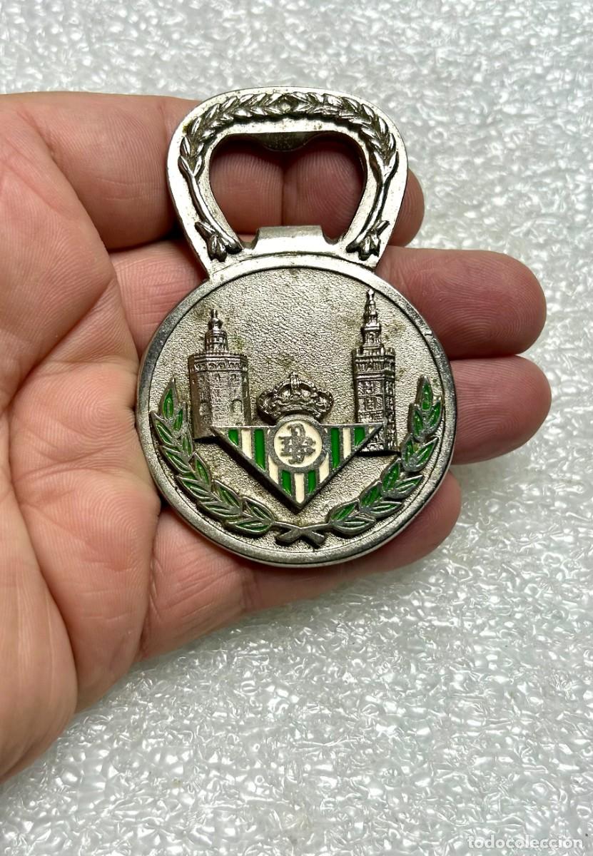 Abrebotellas y sacacorchos de colecci&oacute;n: 4066.Abrebotellas met&aacute;lico conmemorativo de la Pe&ntilde;a B&eacute;tica Jos&eacute; Ram&oacute;n Esnaola (Real Betis)