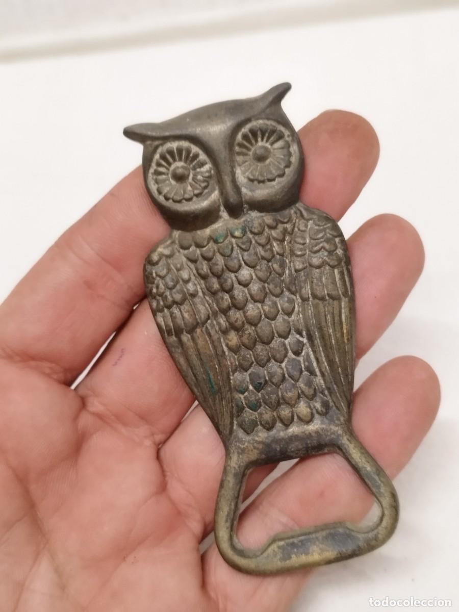 Abrebotellas y sacacorchos de colecci&oacute;n: Antiguo abridor de botellas chapas, en forma de B&uacute;ho. En bronce o lat&oacute;n.