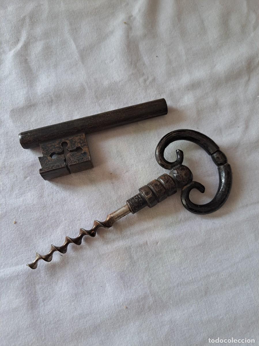 Flaschen&ouml;ffner und Korkenzieher: Antiguo descorchador de botellas forma de llave antigua de hierro.
