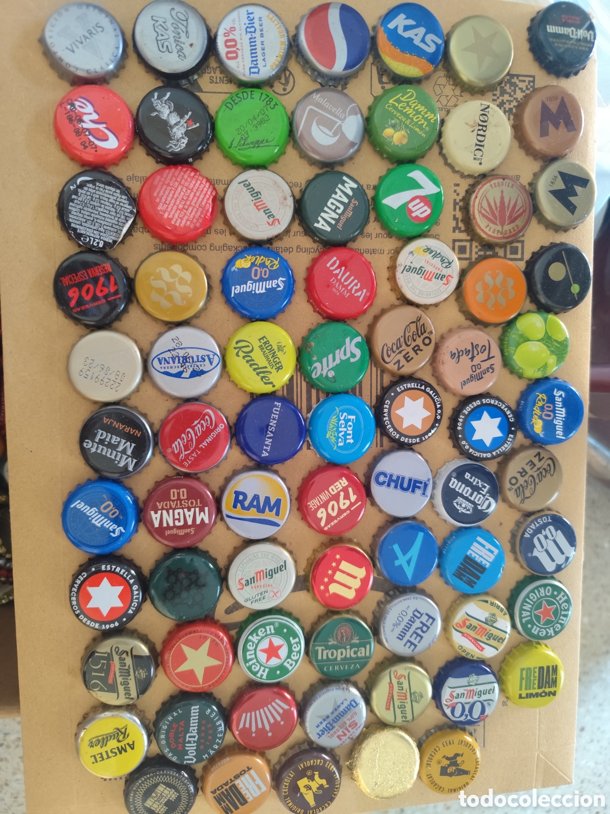 Abrebotellas y sacacorchos de colecci&oacute;n: Caja 4'5kg chapas cerveza y bebidas