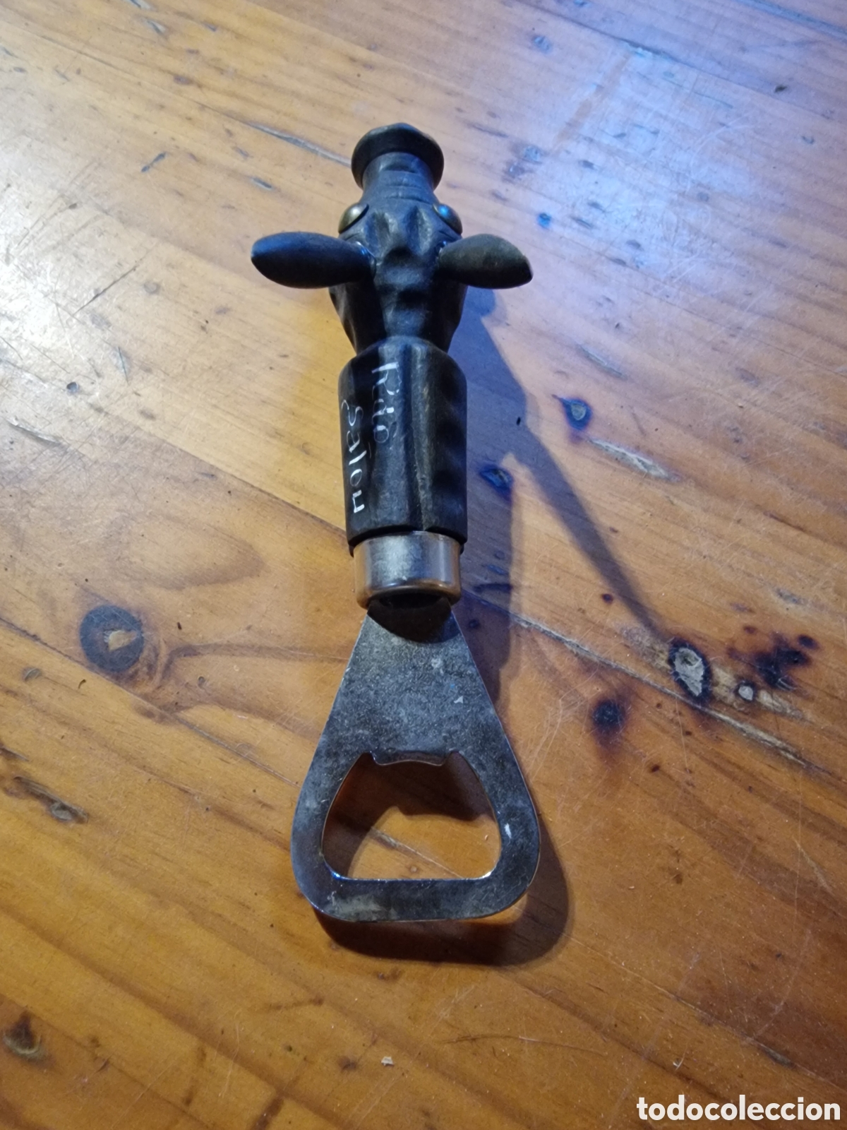 Abrebotellas y sacacorchos de colecci&oacute;n: Original abrebotellas metal y madera,recuerdo salou