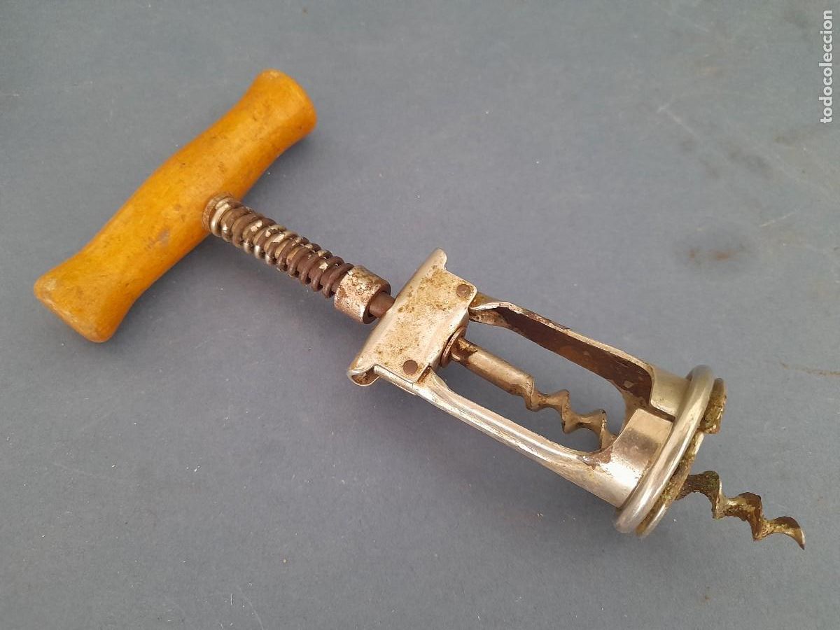 Abrebotellas y sacacorchos de colecci&oacute;n: Antiguo sacacorchos con muelle, algo de oxido y se&ntilde;ales de edad, 18cm aprox
