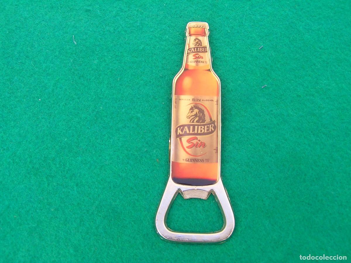 Abrebotellas y sacacorchos de colecci&oacute;n: Abridor de chapas de botellas de la marca de cervezas Sin Kaliber. De metal, con im&aacute;n al dorso.