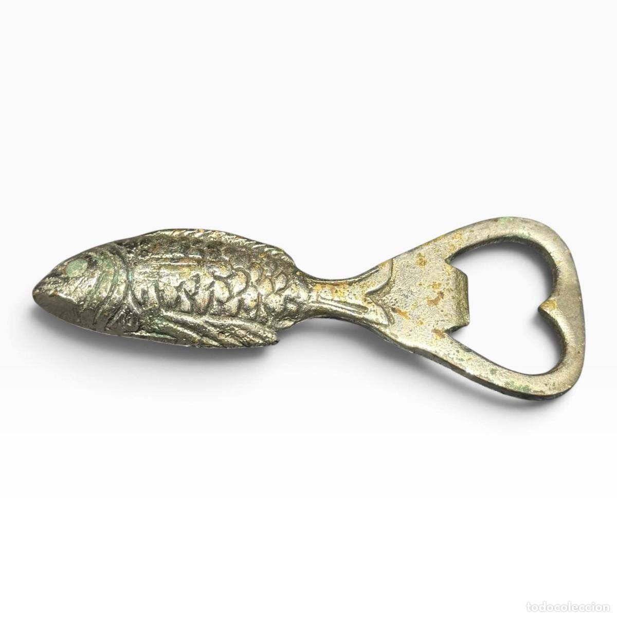 Abrebotellas y sacacorchos de colecci&oacute;n: Abre-Caricas em Forma de Peixe &mdash; Metal com Relevo e Patina