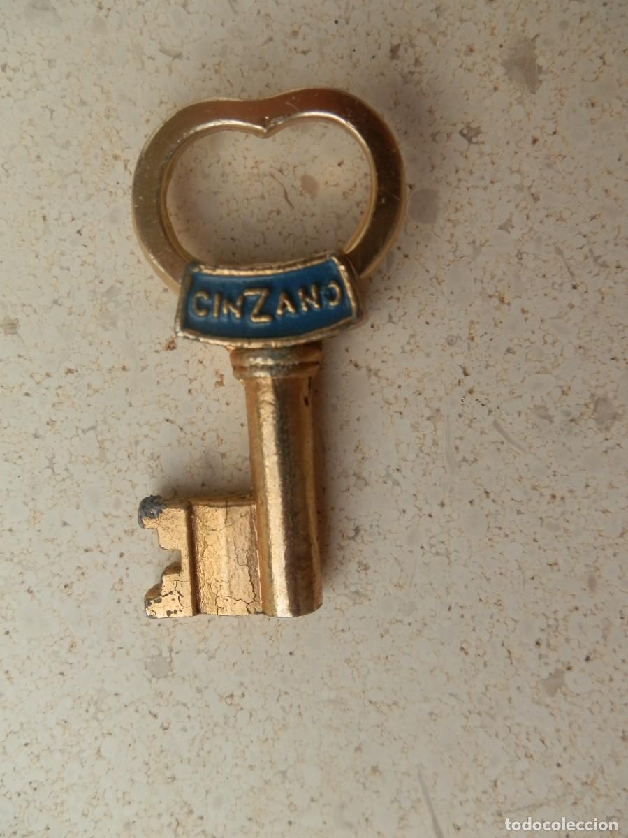 Abrebotellas y sacacorchos de colecci&oacute;n: Llave abrebotellas publicidad de CINZANO. mIde 5 X 3 cm. A&ntilde;os 70-80.