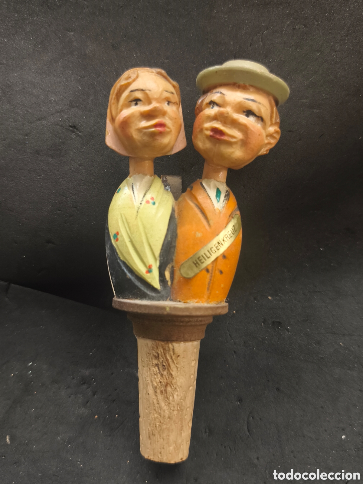 Abrebotellas y sacacorchos de colecci&oacute;n: Tap&oacute;n de madera tallada, pareja bes&aacute;ndose