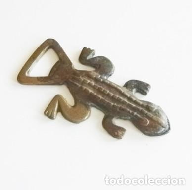 Abrebotellas y sacacorchos de colecci&oacute;n: ABRIDOR DE BOTELLAS CON CHAPAS - &iquest; ANTIGUO ? - FORMA DE LAGARTO O LAGARTIJA - DE METAL - MET&Aacute;LICO