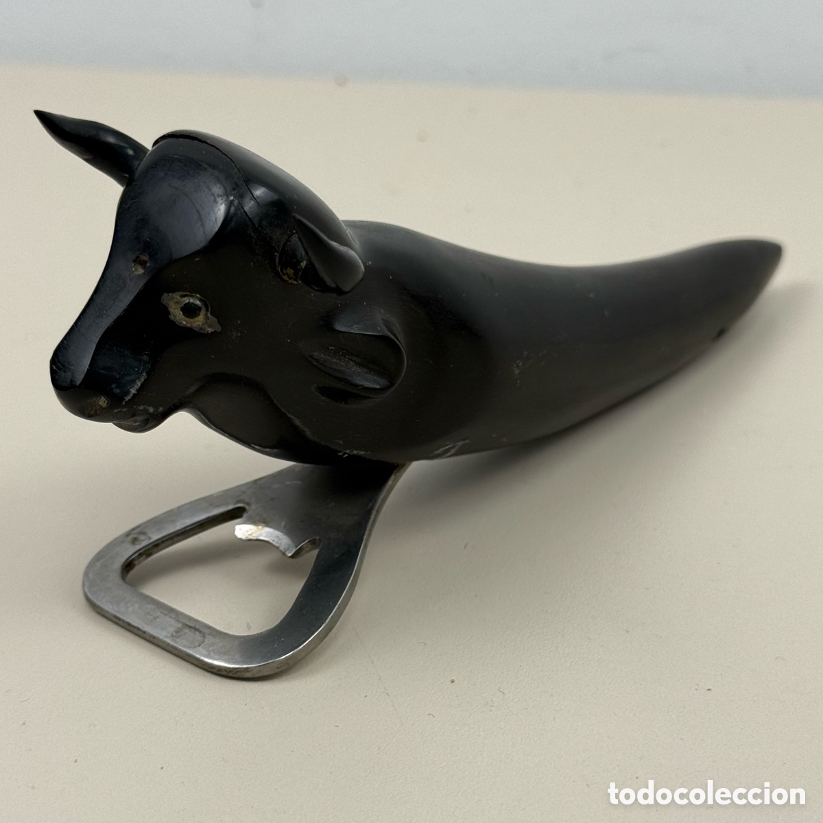 Abrebotellas y sacacorchos de colecci&oacute;n: Antiguo abrebotellas hecho con asta y forma de cabeza de toro