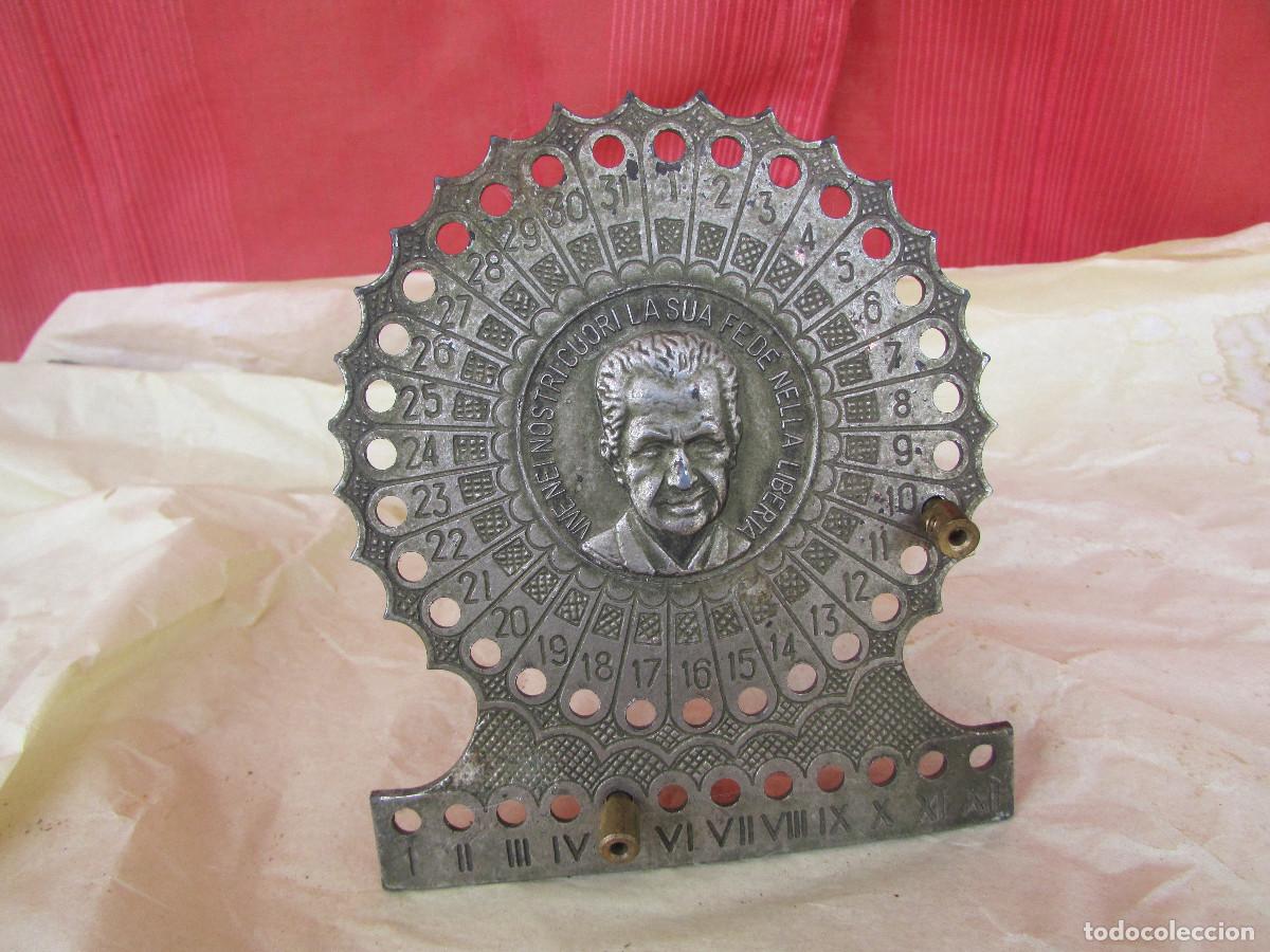 Calendarios: Calendario perpetuo sobremesa. A&ntilde;o 1970. Metal. Figura de ALDO MORO