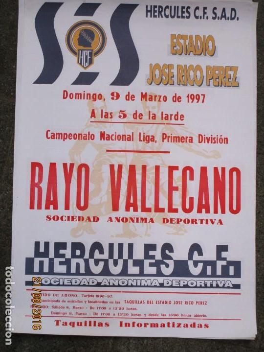 Otros: CARTEL LIGA 1ª DIVISION FUTBOL RAYO VALLECANO HERCULES ALICANTE 1997 65 X 45 CMS - Foto 5 - 159959978