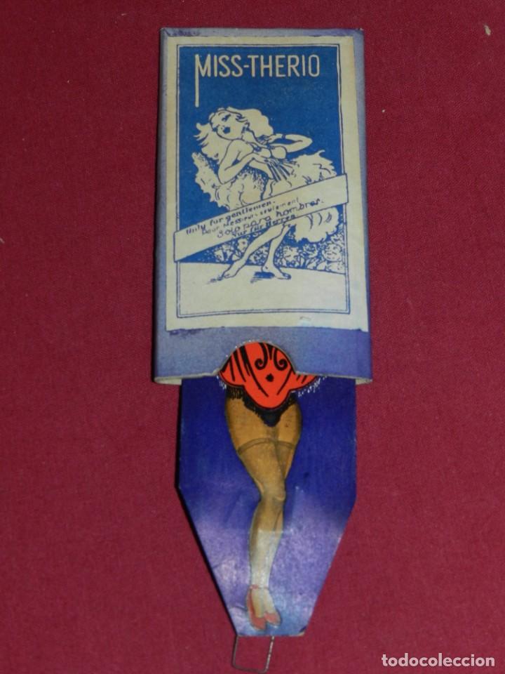 Others for Adults: (M) Erotico - Miss-Therio solo para hombres, a&ntilde;os 50 , 12x6,5 cm, juego en movimiento