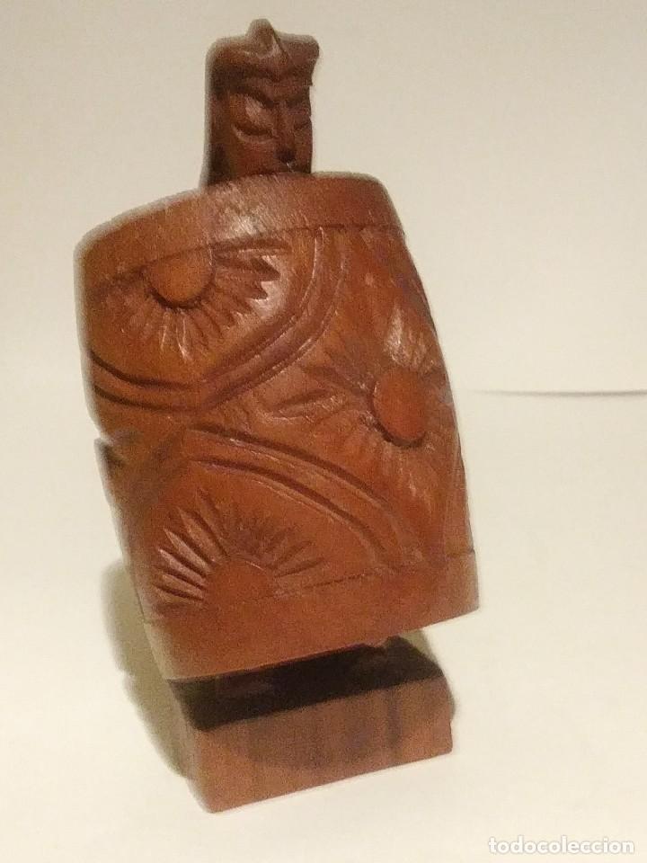 Others for Adults: figura erotica de madera tallada