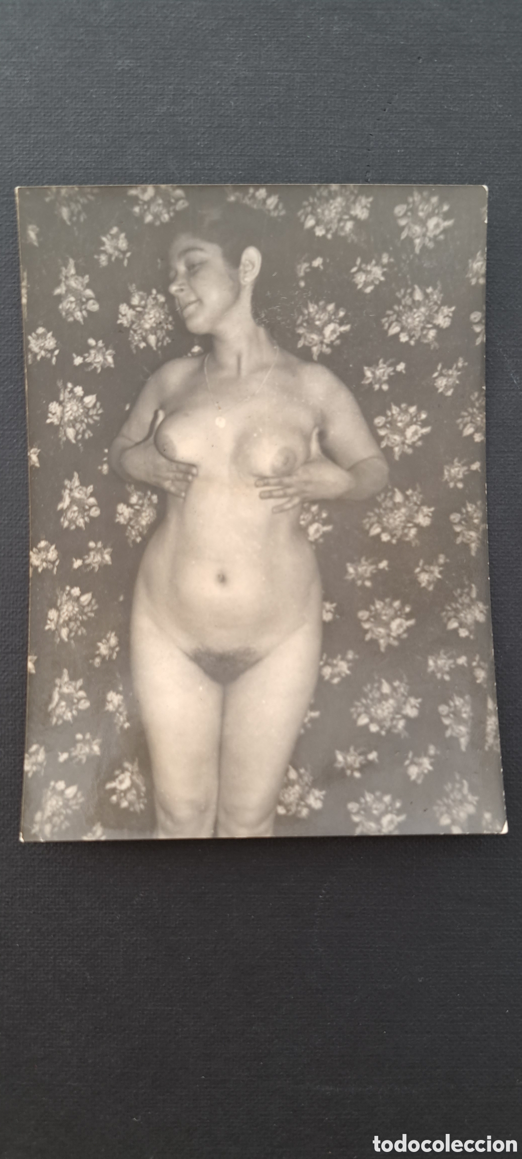 Others for Adults: Muy buena foto antigua y erotica de hermosa mujer desnuda agarr&aacute;ndose los pechos