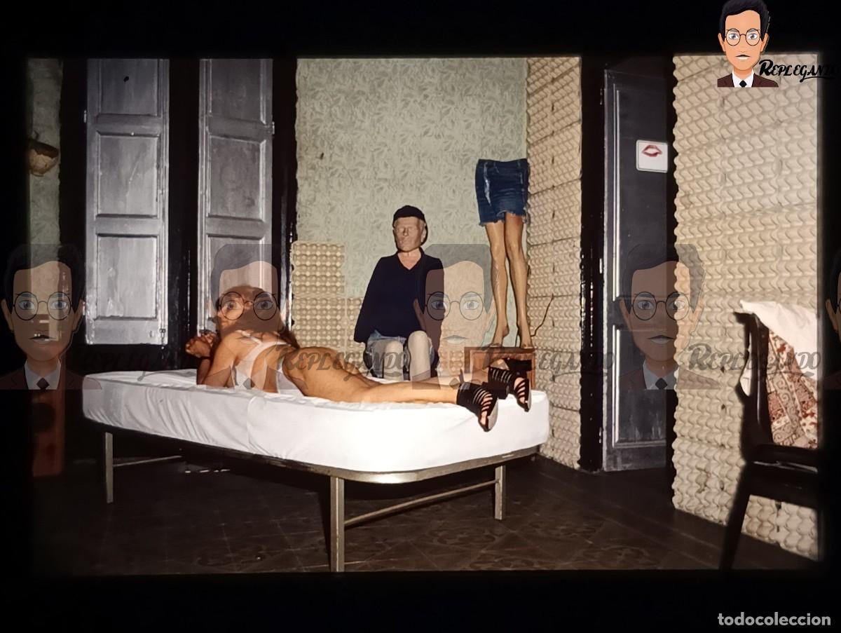 Autres: MUJER SEMI DESNUDA SOBRE CAMA JUNTO A MANIQU&Iacute; HOMBRE / DIAPOSITIVA ER&Oacute;TICA PORNOGR&Aacute;FICA A&Ntilde;OS 90