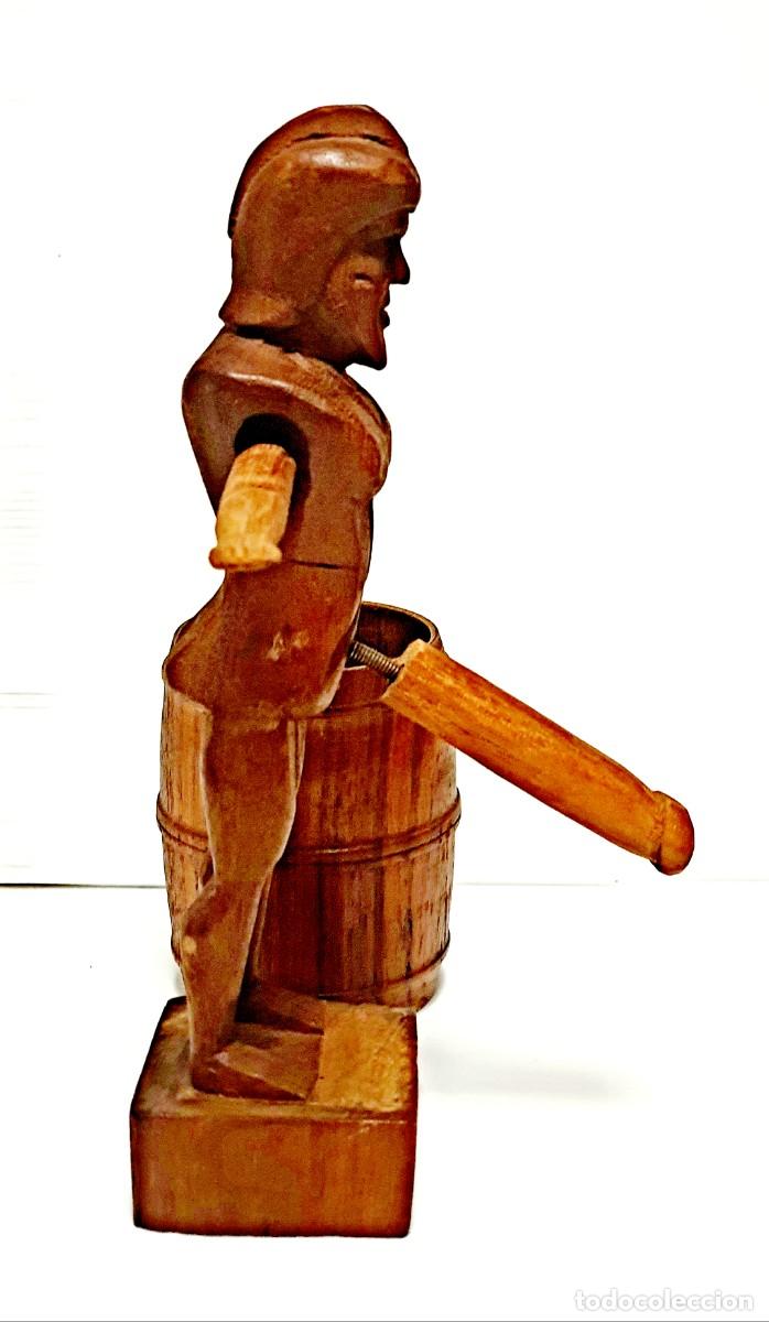 Otros: MU&Ntilde;ECO ER&Oacute;TICO EN MADERA CON BARRIL - Foto 2