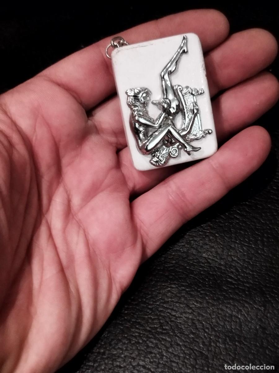 Autres: Antiguo Mechero, encendedor er&oacute;tico porno. Postura sexual, hombre mujer Kamasutra 69. Sin probar.