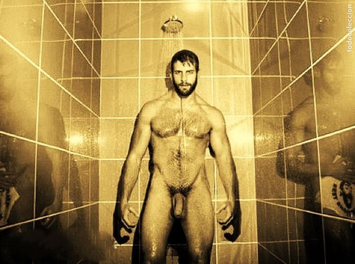 Others for Adults: HOMBRE EN LA DUCHA. FOTOGRAFIA.
