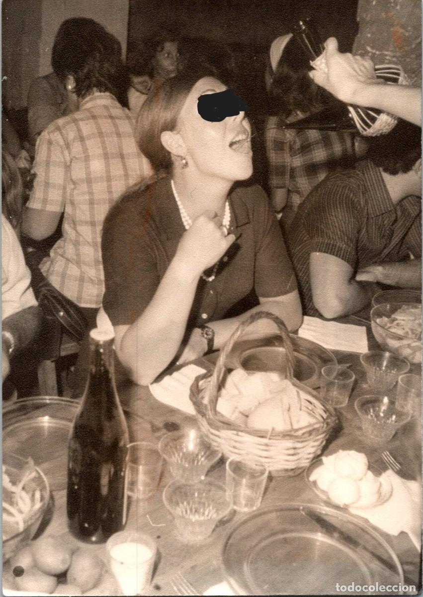 Otros: Muchacha - Aprendiendo a Tragar del Porr&oacute;n - Barbacoa Son Termens (Mallorca) -Fotograf&iacute;a-148x105mm