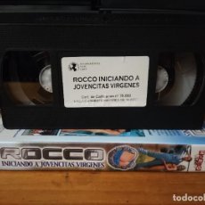 Films: VHS CG N° 672 ROCCO INICIANDO A JOVENCITAS VIRGENES. Lote 312288458