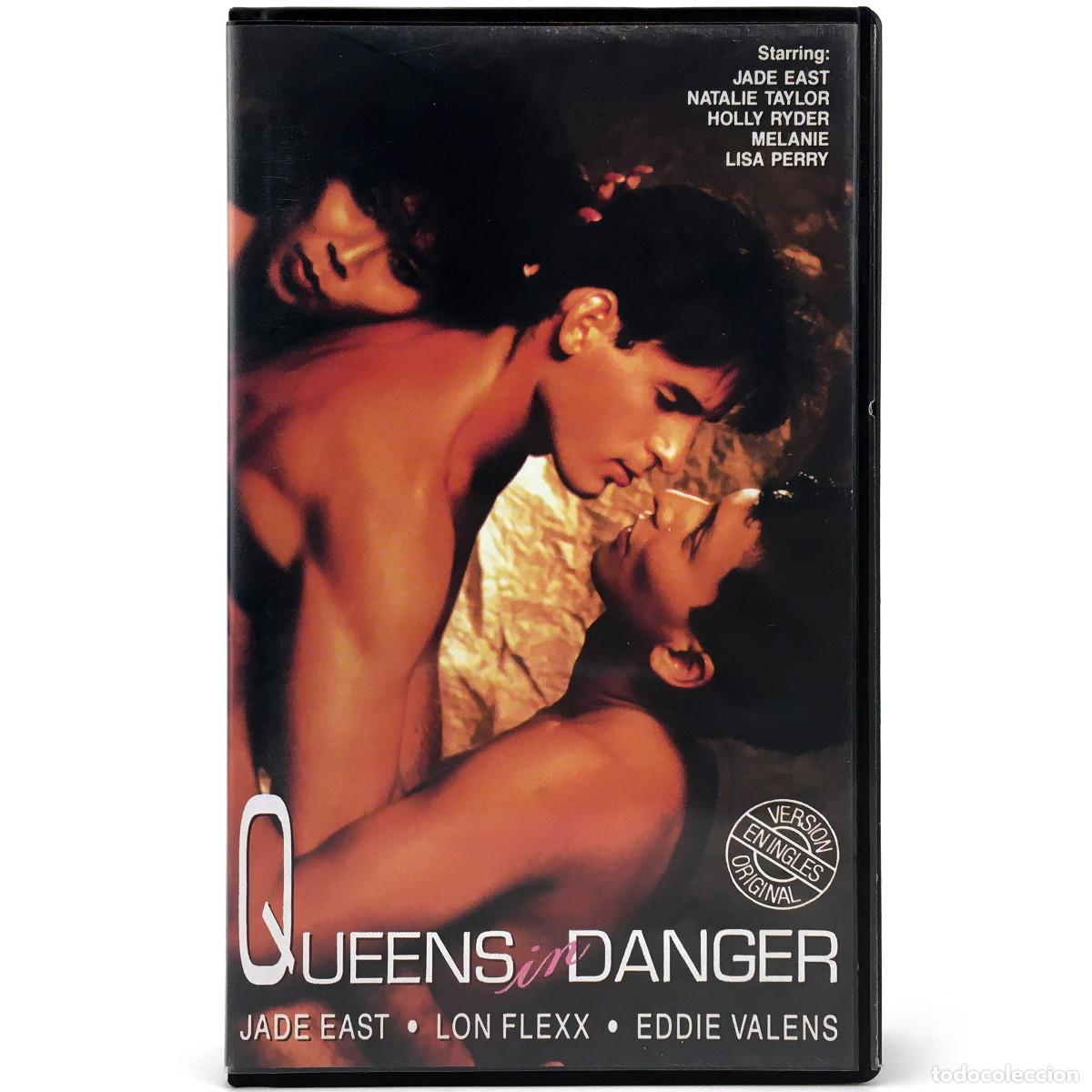 Peliculas: QUEENS IN DANGER HOLLY RYDER JADE EAST LISA PERRY MELANIE NATHALIE TAYLOR EDDIE VALENS LEN FLEX VHS