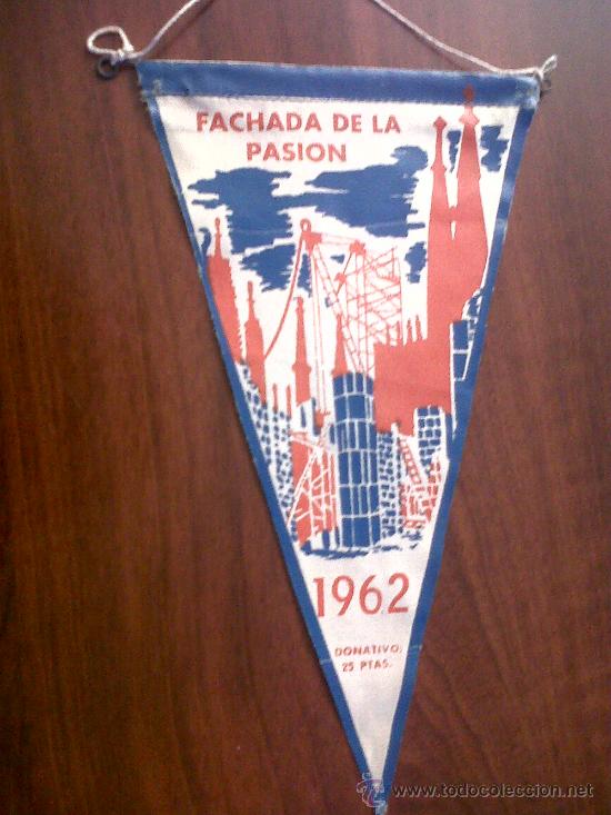 Fanions de collection: ANTIGUO BANDERIN FACHADA DE LA PASION-SAGRADA FAMILIA-1962 MEDIDAS 14X25
