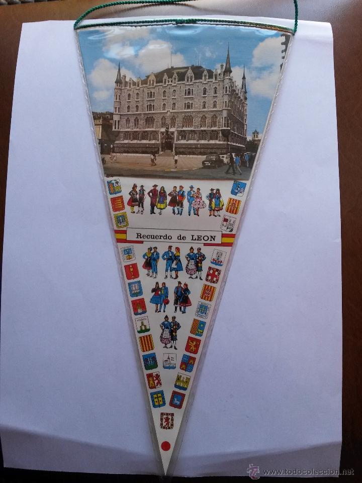Banderines de colecci&oacute;n: Banderin de Leon recuerdo de Leon dos caras Botines de Gaudi